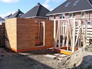 8 mei 2005. Ook het kleine schuurtje groeit!