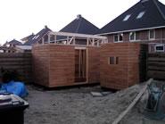 15 mei 2005. Het schuurtje krijgt een dak