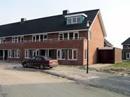 15 mei 2004. Dakkapellen, stoepen en openbare straatverlichting.