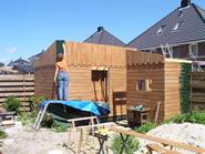 26 juni 2005. Nelina schildert de schuur.