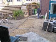 6 augustus 2005. Het pad door de tuin krijgt vorm.