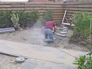 9 augustus 2005. Hier wordt hard gewerkt. De bestrating schiet al aardig op.