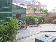 10 augustus 2005. En de aanleg van alweer een terras.