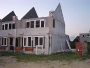 25 augustus 2003. Stenen voor de deur.