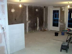 7 mei 2004. Het bouwen van de keukenmuur.