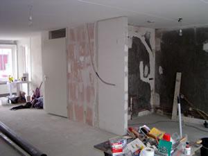 9 mei 2004. De voorbereiding voor de keuken  is klaar.