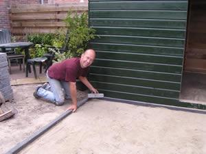 4 augustus 2005. De eerste steen wordt gelegd.