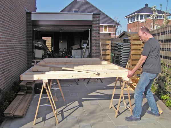 22 april 2005. Vakman aan het werk.