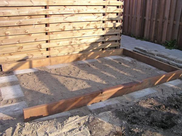 25 april 2005.  Fundering van de schuur krijgt zijn vorm.