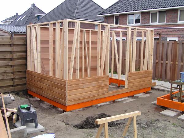 5 mei 2005. De wanden worden afgetimmerd.