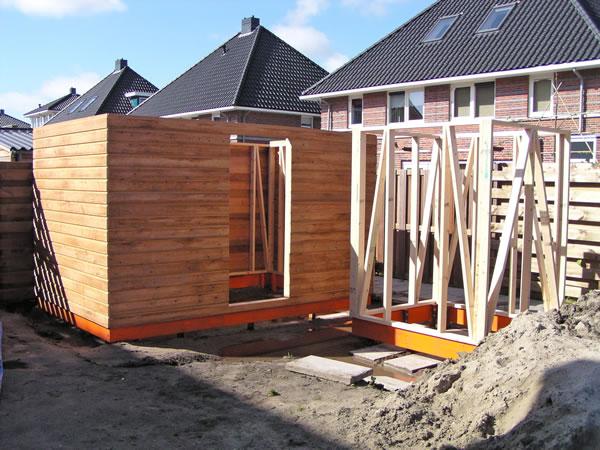 8 mei 2005. Ook het kleine schuurtje lijkt uit de grond te komen.