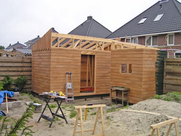 12 juni 2005. Ook het dak krijgt nu vorm.