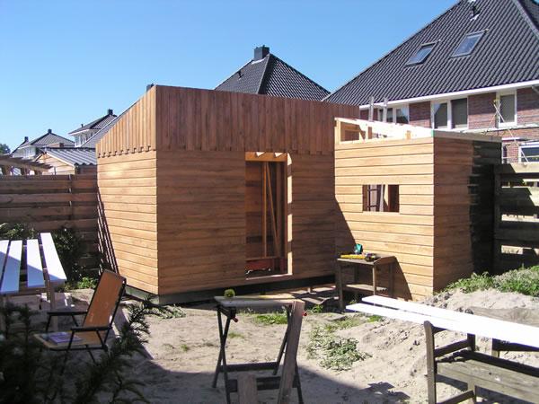 19 juni 2005. De beide schuurtjes gaan steeds meer op elkaar lijken.