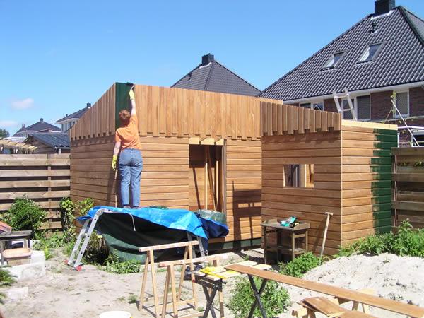26 juni 2005. Het schuurtje krijgt zijn definitieve kleur.