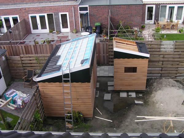 9 juli 2005. Het schuurtje krijgt pannen!
