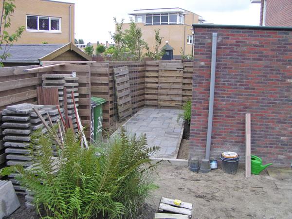 Het zandbed van de bestrating van de "achterom".