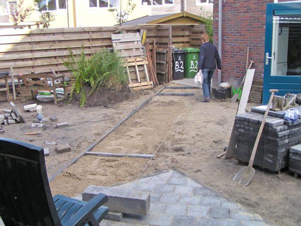 6 augustus 2005. Het pad door de tuin krijgt vorm.